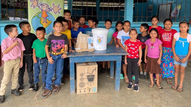 Ecofiltros de agua para escuelas en Guatemala